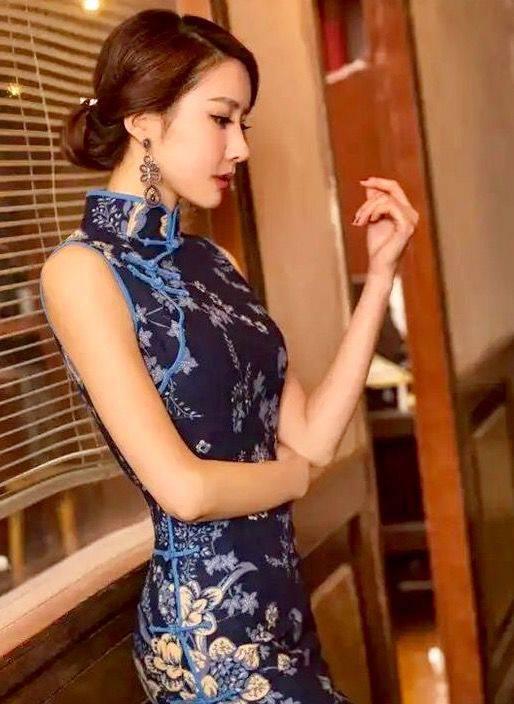 BEAUTIFUL CHINESE STUDENT