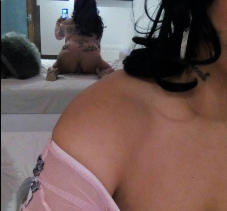 Available now Outcalls sexy brunette Greek available